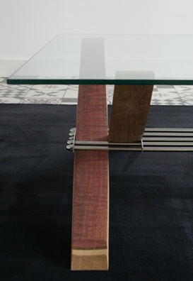 table basse en bois avec un plateau en verre